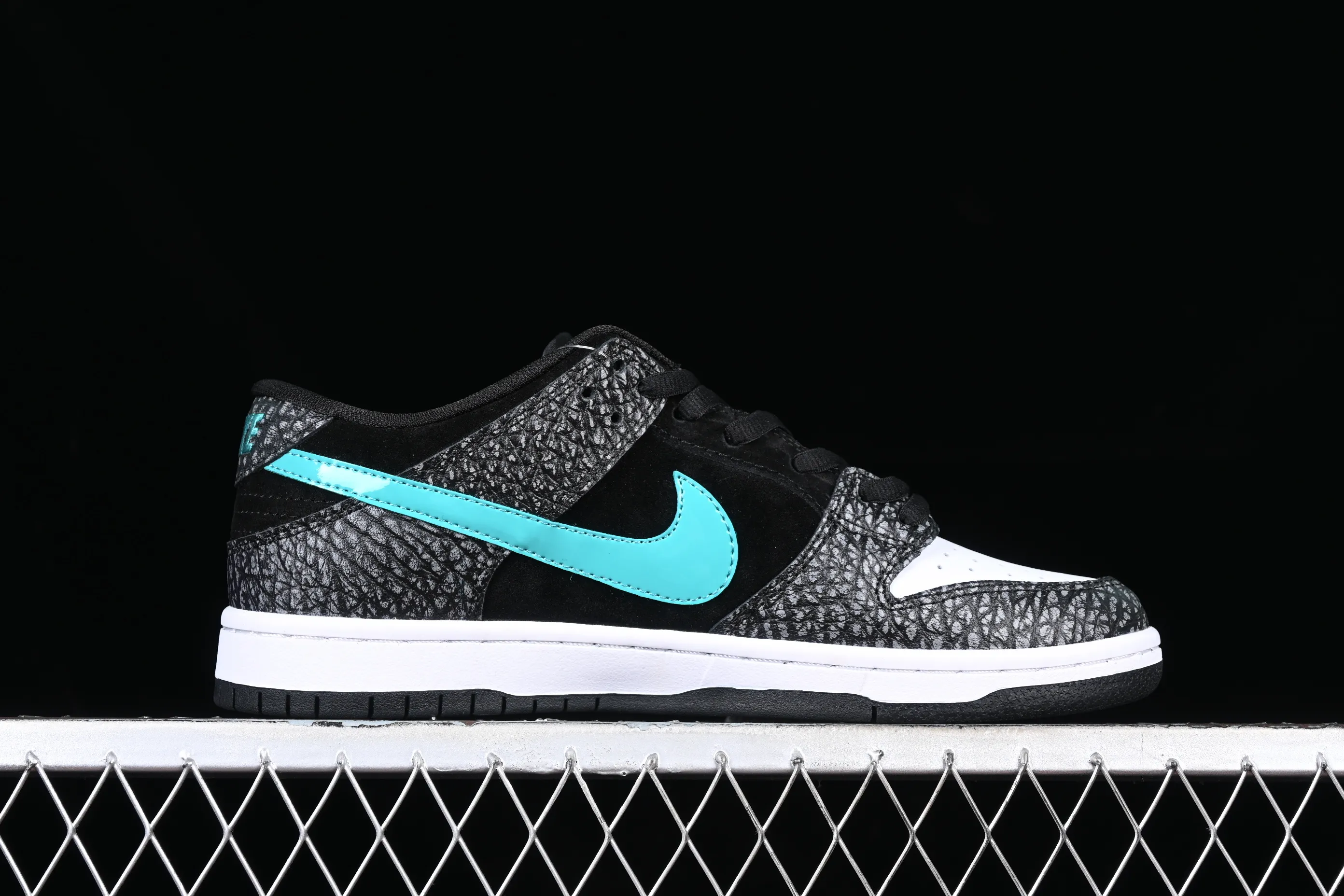 All categories Nk SB Dunk series Nk SB Dunk Low low-top sneakers F version Nk SB Dunk Low Pro black and white green spotted pattern sports skateboard shoes BQ6817-009